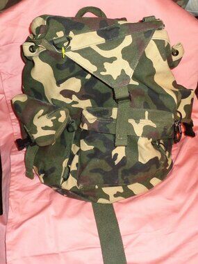 EXCELLENT RARE LARGE TOUGH ROTHCO WOODLAND CAMO CANVAS BACKPACK-